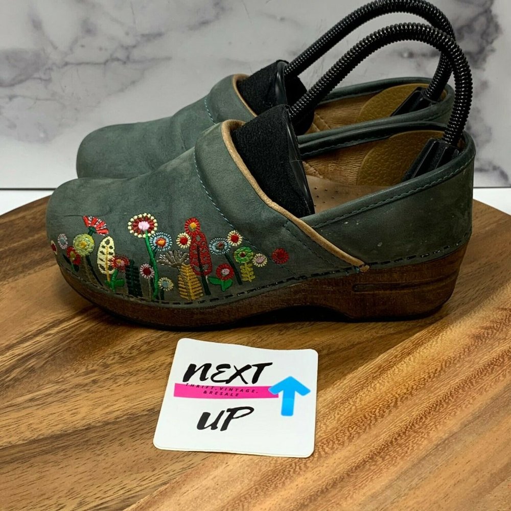 Dansko Womens Green Nubuck Embroidered Slip On Comfort Clog Shoes Size 5.5-6